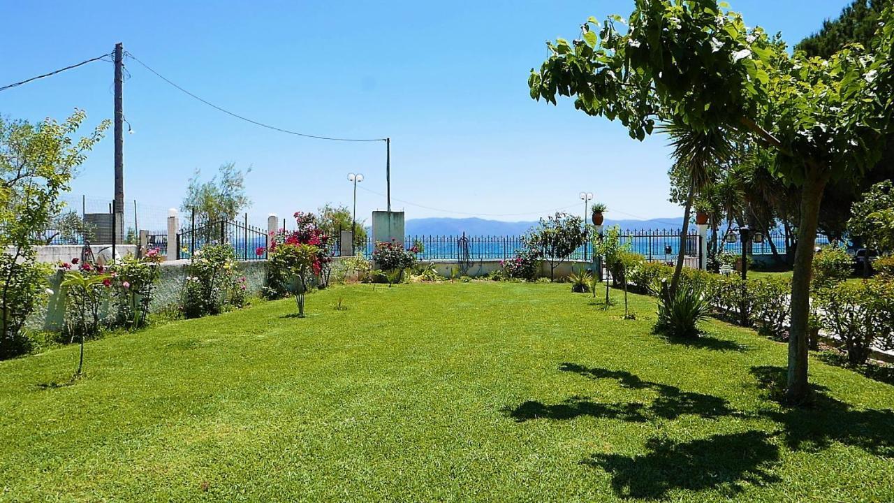 Amarynthos Beachfront Vacation House With Garden Vatheia Extérieur photo